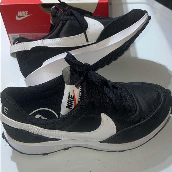 Nike Waffle Debut Women’s Sz 5 Running Shoe BLACK/White Sneaker DH9523-002 - Picture 1 of 7